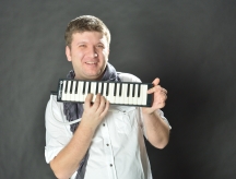 Tamás levegőfújtatós hogyishívjákja (melodikája).
